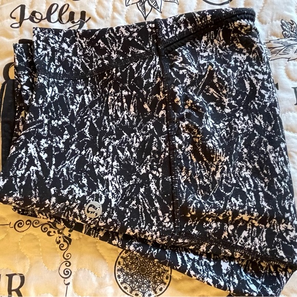 Lululemon black and white pattern align size 6, mesh down side of leg - Picture 8 of 13